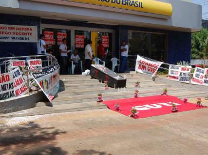 Greve nos bancos entra no terceiro dia; piqueteiros ocupam o centro