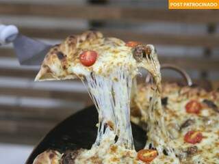 Servida na pedra, pizza tem queijo puxando e crocância até o último pedaço (Foto: Paulo Francis)