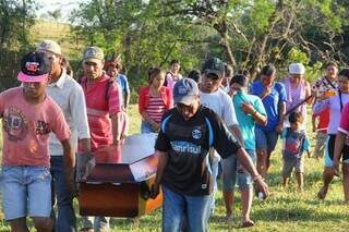 O indígena foi morto há dois dias durante confronto com os proprietários rurais. (Foto: Marcos Ermínio)
