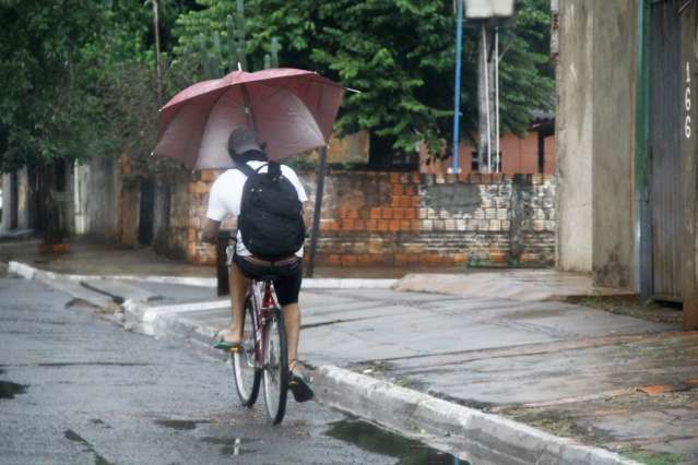 Quarta-feira começa com chuva, mas clima muda e temperatura chega aos 33°C