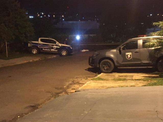 Jovem &eacute; assassinado a tiros em rua atr&aacute;s de shopping 