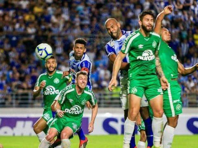 Com defesas de p&ecirc;naltis e 1 gol em cada tempo, CSA vence Chapecoense 