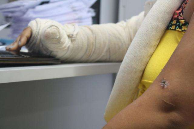 Mulher que sobreviveu a 8 tiros ainda &eacute; amea&ccedil;ada pelo ex-marido