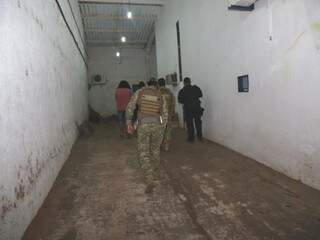 Presos da Operação Omertà são conduzidos para a cela 17, que fica em ala separada no Centro de Triagem. (Foto: Paulo Francis)