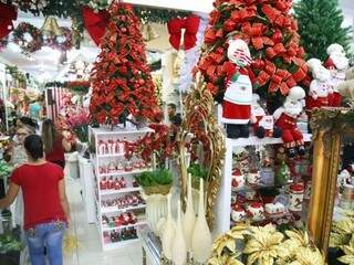 Lojas já estão cheias de itens de Natal à venda. (Foto: Marcos Ermínio)