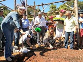 Prefeito participou de lançamento das hortas comunitárias indígenas na Aldeia Água Bonita (Foto: Kleber Clajus)