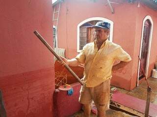 Homem segurando barra da ferro que já foi usada para abrir as comportas da represa (Foto: Liniker Ribeiro)