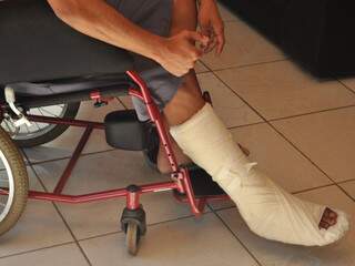Jovem sofreu duas fraturas no tornozelo e está andando na cadeira de rodas. (Foto: Marlon Ganassim)
