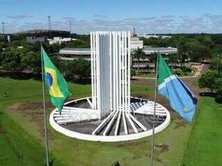 Monumento da entrada do campus da UFMS na Capital. (Foto: Reprodução/Depositephotos)