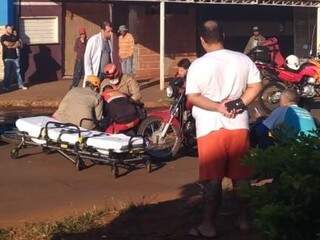 A vítima foi socorrida pelo Corpo de Bombeiros e levada para Unidade Básica de Saúde Aero Rancho (Foto: Direto das Ruas)