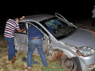 Carro ficou bastante destruído após colisão. (Foto: Acácio Gomes/Nova News

