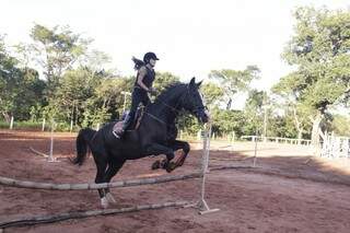 Catarina de 12 anos fazendo aulas de equitação (Foto: Alan Nantes)