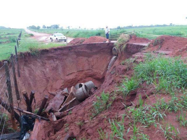 Tr&aacute;fego &eacute; totalmente interrompido na MS-386 ap&oacute;s estragos da chuva