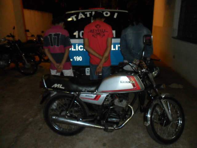  Adolescentes de 16 e 13 anos s&atilde;o flagrados com moto furtada no Guanandi 