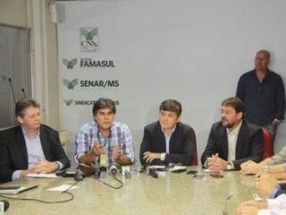 Da esquerda para direita: Jaime Verruck (Semade); Celso Martinez (superintendente federal de Agricultura em Mato Grosso do Sul), Maurício Saito (Famasul) e Sérgio Longen (Fiems). (Foto: Marcos Ermínio)