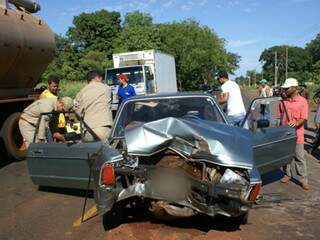 A frente do veículo ficou totalmente destruída. (Foto: Vicentina Online)