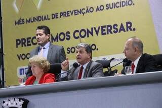 João Rocha pediu silêncio, depois de vaias e palmas durante a sessão. (Foto: Henrique Kawaminami)