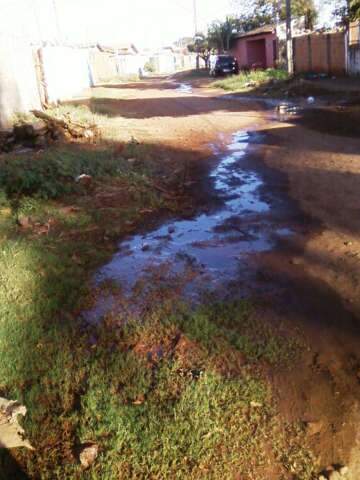  Vazamento de &aacute;gua no bairro Guanandi II gera reclama&ccedil;&atilde;o de morador