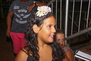 Com fantasia que ela mesma escolheu, Anne espera ansiosa a entrada das escolas de samba (Foto: Paulo Francis)