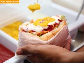 Cliente pode caprichar no hot dog, mas só paga R$ 4,99. 