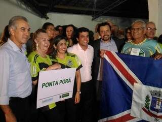 Governador ao lado da delegação de Ponta Porã (Foto: Kleber Clajus)