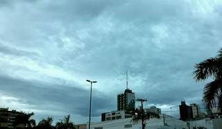 Céu amanheceu nublado em Campo Grande e há previsão de tempestade na cidade (Foto: Saul Schramm)