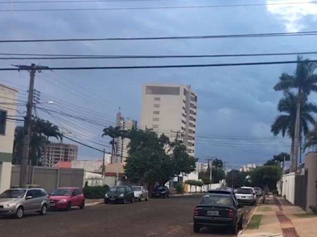 C&eacute;u escurece, anuncia chuva e temperatura despensa 8 graus