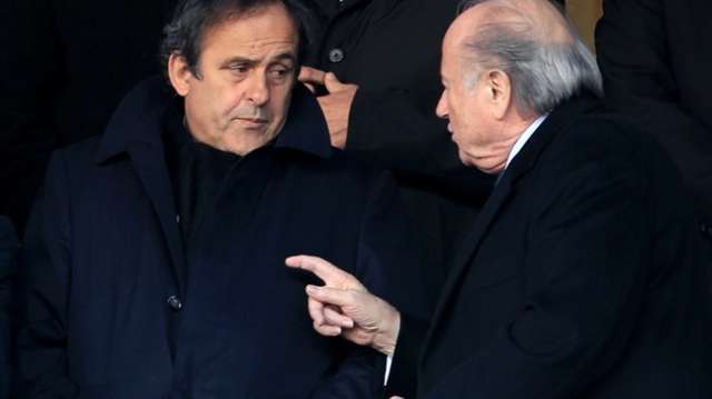 Fifa suspende Blatter e Platini por oito anos ap&oacute;s esc&acirc;ndalo de corrup&ccedil;&atilde;o