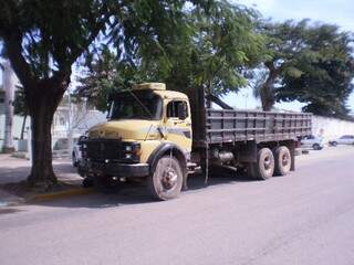 Caminhão roubado atolou na estrada do Jacadigo.  