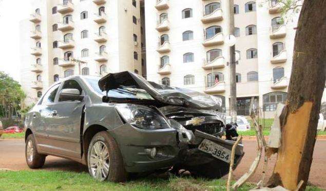 Jardineiro &eacute; prensado por carro em &aacute;rvore e morre no hospital