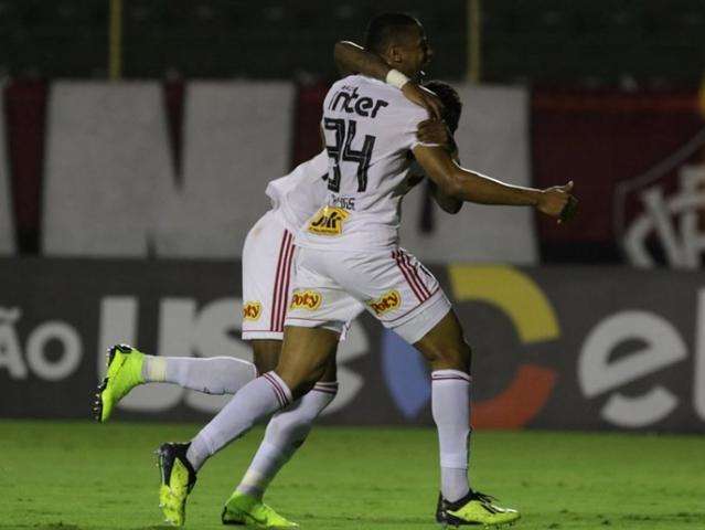 Bruno Alves quebra &quot;jejum&quot; e garante 1 a 0 do S&atilde;o Paulo sobre o Vit&oacute;ria 