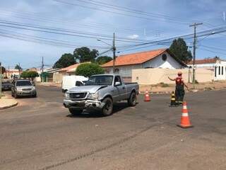 Caminhonete não obedeceu a sinalização de pare, segundo testemunhas (Foto: Danielle Matos) 