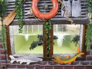 Até o tanque dos peixes é decorados. (Foto: Paulo Francis)