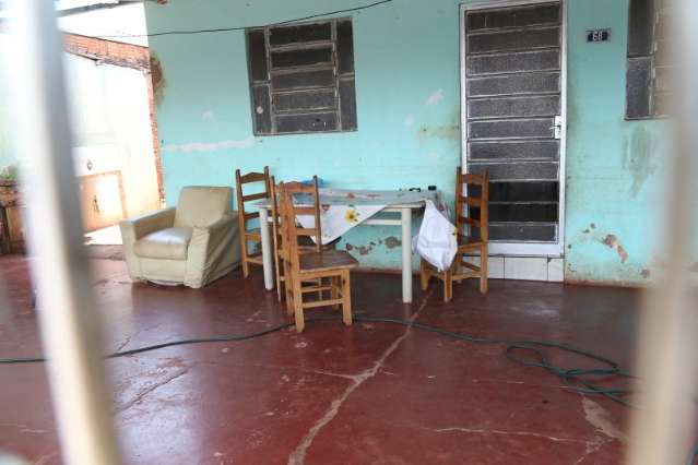 Brigas eram comuns na casa de m&atilde;e e filha mortas a facadas, dizem vizinhos