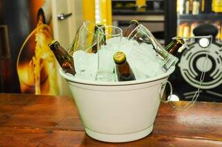 No baldinho de cerveja o gelo é cortesia, e somente é cobrado o que consumir. (Foto: Paulo Francis)