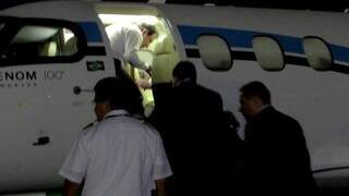 PF abordou avião em 16 de abril do ano passado. Um dos passageiros era Giroto (de camisa branca e dentro da aeronave). 