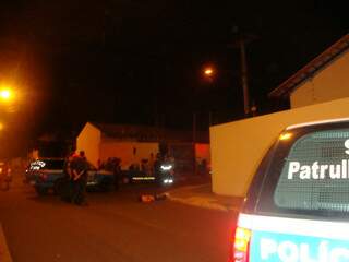 A assaltante morreu dentro da residência, já o companheiro foi atingido na rua (foto: Marta Ferreira)