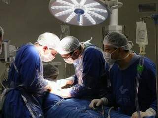 Médicos durante a cirurgia de retirada dos órgãos. (Foto: Divulgação) 