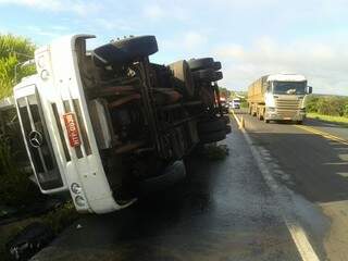 Caminhão tombou por volta das 6 horas de hoje (Foto: Simão Nogueira)
