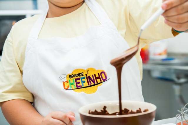 Crian&ccedil;as aprendem a cozinhar na pr&aacute;tica, em aula super divertida