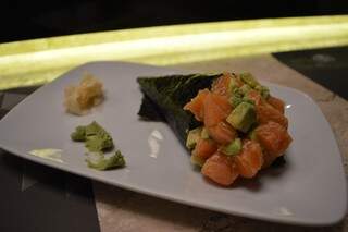 Temaki avocado fit não leva arroz, mas tem abacate, salmão cru em cubos e pimenta tabasco. (foto: Thaís Pimenta)