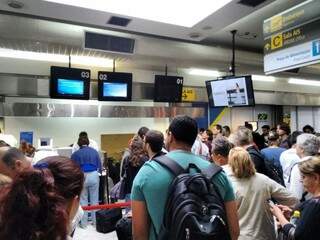 Ap&oacute;s dia tumultuado por cancelamentos, aeroporto opera normalmente hoje
