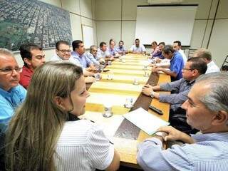 Reinaldo reunido com vereadores, na Câmara de Dourados (Foto: Thiago Morais/Divulgação)