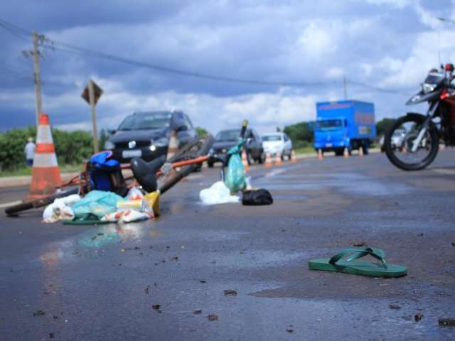 Ciclista atropelado por camionete em rotat&oacute;ria &eacute; idoso de 74 anos