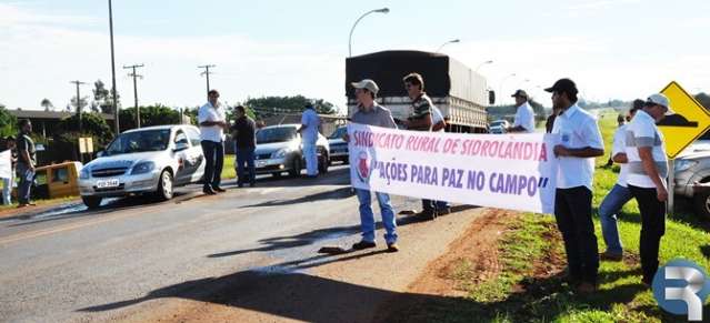 Fazendeiros fazem manifesta&ccedil;&atilde;o em Sidrol&acirc;ndia contra as demarca&ccedil;&otilde;es