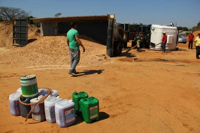 Caminh&atilde;o tomba, fere condutor e espalha combust&iacute;vel em areeiro