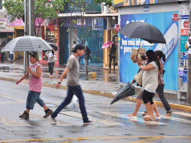  Chuva &ldquo;afugenta&rdquo; consumidores no Centro de Campo Grande