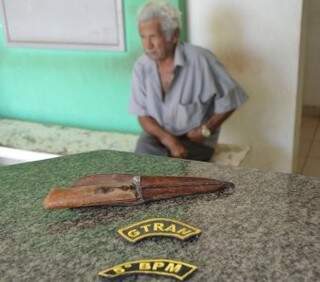 O idoso foi preso e com ele os policiais encontraram uma faca. (Foto: Angela Bezerra/Edição de Notícias)