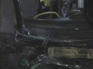 Detalhe da frente do ônibus destruída (Foto: Mario Diego)