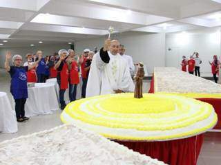 Padre Odair Costa abençoou bolo com 23 metros de extensão, dois a mais que 2017 (Foto: Saul Schramm)
